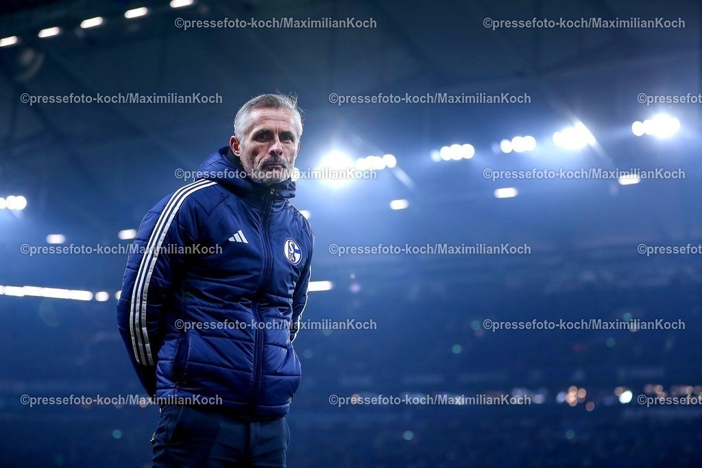 S0401022502170 | 01.02.2025, Fußball, FC Schalke 04 - 1. FC Magdeburg, 2.. Fußball Bundesliga, 20. Spieltag, Veltins-Arena Gelsenkirchen, Saison 2024 2025: Trainer Kees van Wonderen (S04 Cheftrainer)DFB regulations prohibit any use of photographs as image sequences and or quasi-video.