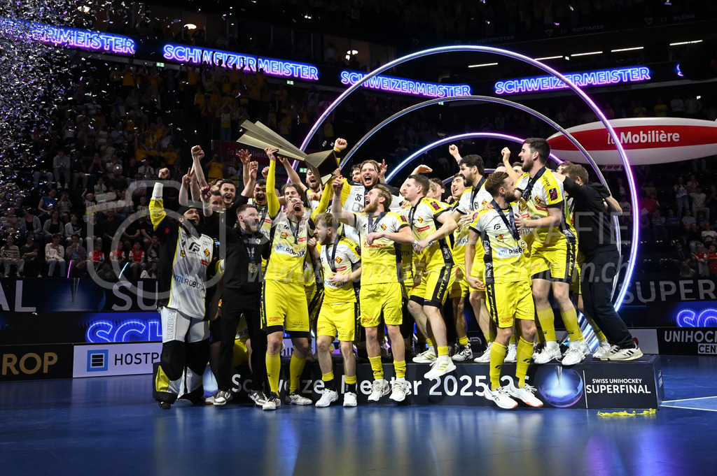 Zug United - HC Rychenberg - 25. April 2026 | Michel Wöcke (#22 HC Rychenberg Winterthur) präsentiert den Pokal seinen Mitspielern am L-UPL Superfinal-Spiel zwischen Zug United und HC Rychenberg am 25. April 2026 in der BCF Arena, Fribourg, Schweiz.Bild: Sportfotografie Markus Aeschimann | www.markus-aeschimann.ch - Realisiert mit Pictrs.com
