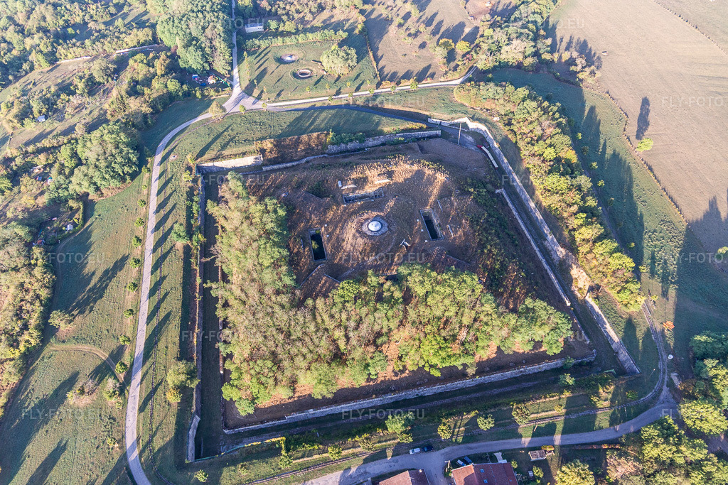 Vue aérienne: Réduit du fort de Villey-le-Sec à Villey-le-Sec dans le département Meurthe et Moselle, France. Photo: IMG_118100.jpg prise le 15/09/2019 par Werner Riehm/FLY-FOTO.eu – Résolution de l'original: 5472 x 3648 px