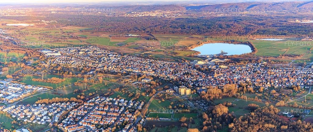 Luftbild: Stadtpanorama von Westen in Durmersheim im Bundesland Baden-Württemberg in Deutschland. Foto: IMG_086057-Pano.jpg vom 06.02.2016 durch Werner Riehm/FLY-FOTO.deAuflösung des Originals: 8142 x 3438 px