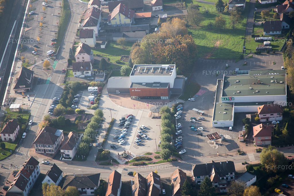 Luftbild: Ortsansicht in Soultz-sous-Forêts im Bundesland Bas-Rhin in Frankreich. Foto: IMG_075549.jpg vom 01.11.2014 durch Werner Riehm/FLY-FOTO.de