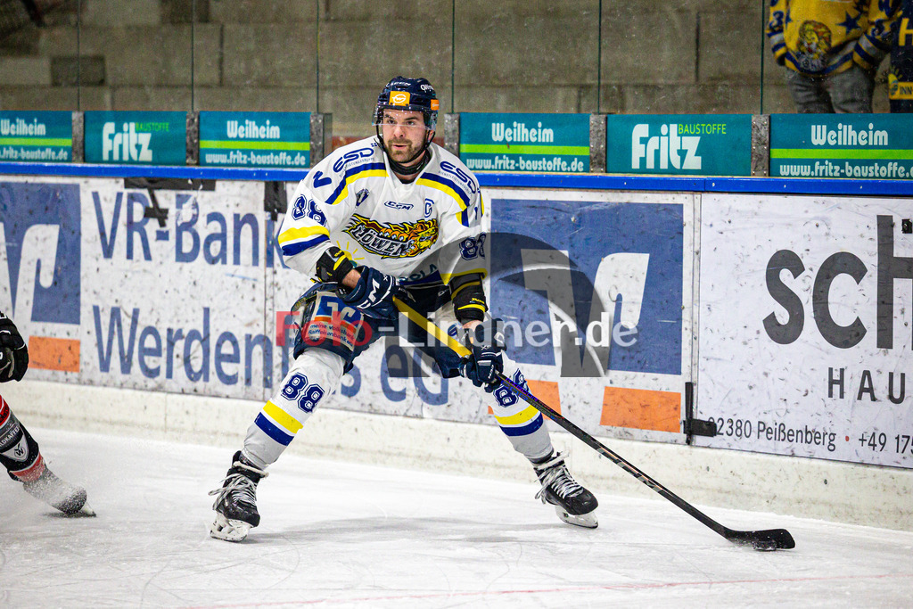 TSV Peißenberg MINERS gegen EHC Waldkraiburg DIE LÖWEN | Eishockey Bayernliga Herren Vorrunde 2024/25, TSV Peißenberg MINERS gegen EHC Waldkraiburg DIE LÖWEN, 20250124,Nico VOGL (EHC Waldkraiburg 88) in Aktion,2025-01-24 in Peißenberg (Eisstadion Peißenberg)Nico VOGL (EHC Waldkraiburg 88)Copyright: WolfgangxLindner foto-lindner.de