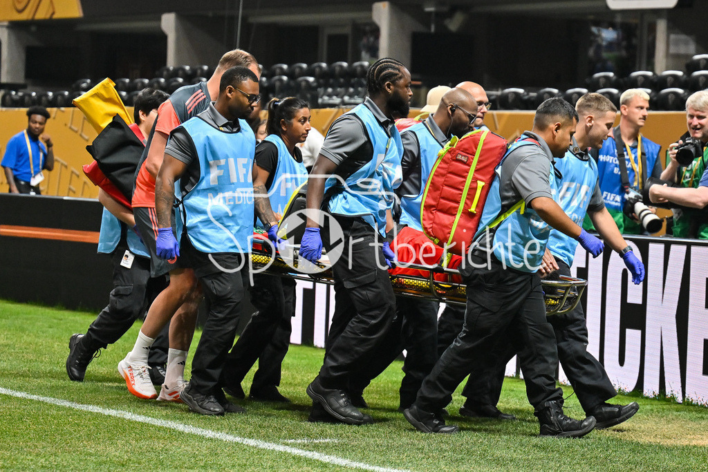 Paris Saint Germain - FC Bayern München | der schwer verletzte Jamal MUSIALA (FC Bayern Muenchen 42) wird mit einer Trage vom Platz gebraucht / FIFA Club World Cup: Paris Saint Germain - FC Bayern Muenchen, Mercedes Benz Stadium am 05.07.2025 / NOT FOR SALE IN USA