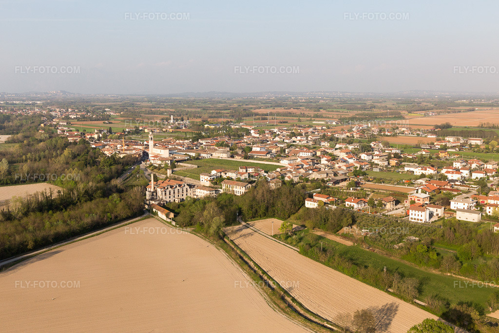 Aerial view: View of the town in Bonzicco in the state Friuli Venezia Giulia, Italy. – Photo: IMG_098900.jpg taken on 04/08/2017 by Werner Riehm/FLY-FOTO.com – Resolution of the original: 5472 x 3648 px