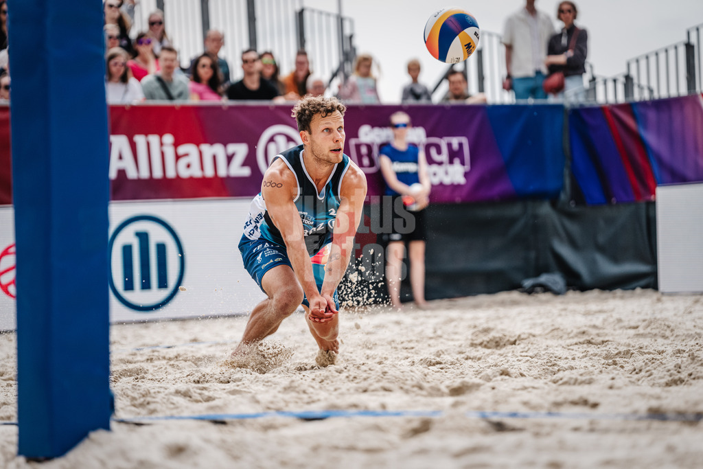 Beachvolleyball | Männer | German Beach Tour 2024 | Tourstop Düsseldorf | 18.05.2024 | Eric Stadie hat den Ball im Visier