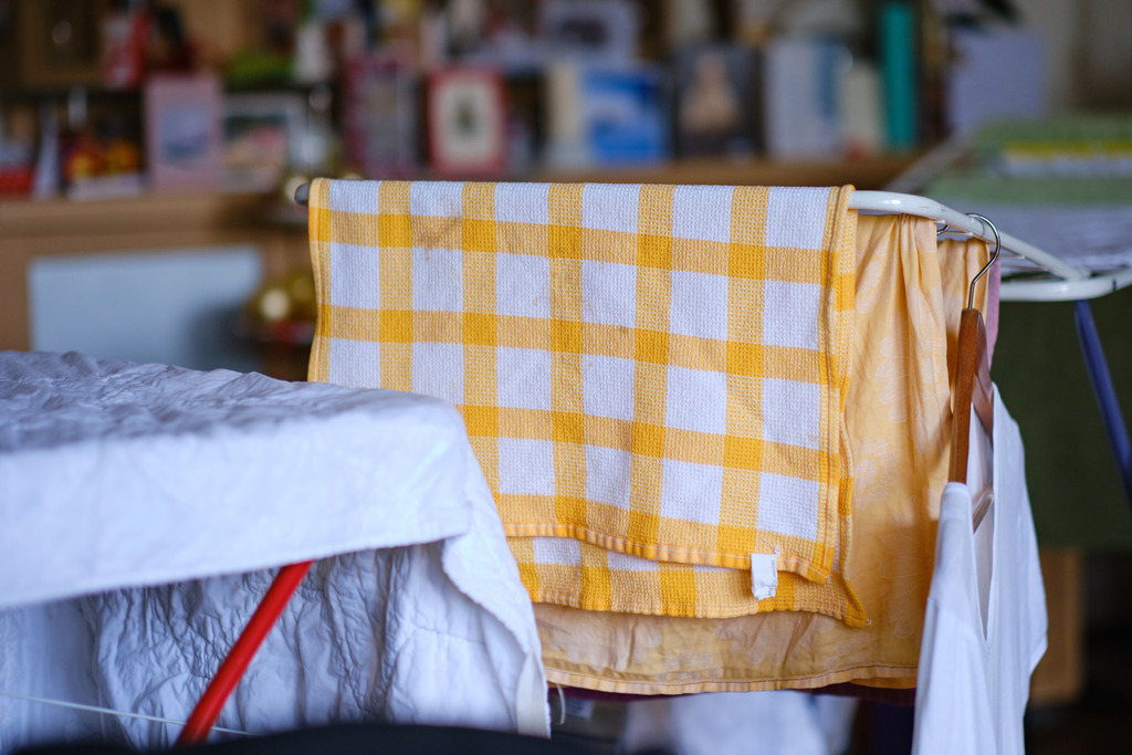 aufgehänget Wäsche im Wohnzimmer | Wien, Austria - January 11, 2022: aufgehängte Wäsche im Wohnzimmer die nicht sauber ist. - Realisiert mit Pictrs.com