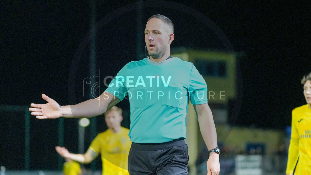 Fußball, Herren, Saison 2025/2026, Regionalliga Nordost, 13. Spieltag, FSV 63 Luckenwalde vs. SV Babelsberg 03, Freitag 24.10.2025, Werner-Seelenbinder-Stadion Luckenwalde, | Fußball, Herren, Saison 2025/2026, Regionalliga Nordost, 13. Spieltag, FSV 63 Luckenwalde vs. SV Babelsberg 03, Freitag 24.10.2025, Werner-Seelenbinder-Stadion Luckenwalde, Im Bild: Schiedsrichter Henry Müller. - Realisiert mit Pictrs.com