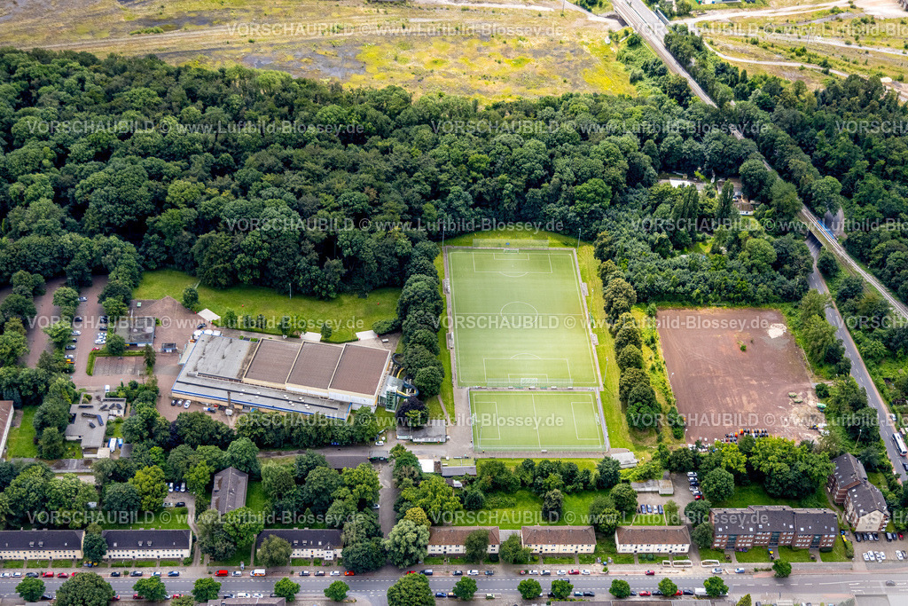 Duisburg240701984-Nord | Luftbild, Duisburg-Nord, Allwetterbad Walsum und Sportanlage Kampfbahn Römerhof Fußballstadion Sportfreunde Walsum 09 e.V., im Waldstück, Vierlinden, Duisburg, Ruhrgebiet, Nordrhein-Westfalen, Deutschland