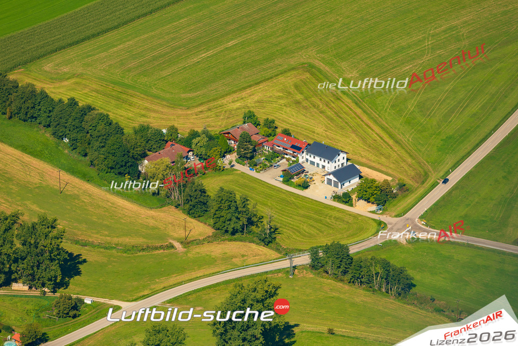Luftaufnahme von Oberbergkirchen - Die Luftaufnahme wurde 2025 vom UL-Flugzeug heraus erstellt ( keine Drohne ) - Hochauflösende Luftaufnahme - für professionelle Ausdrucke geeignet. Die Geschenkidee !Mit Lizenz und Bildrechte bestellbar