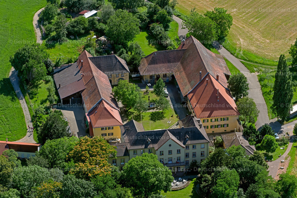 4033665 | MERZHAUSEN 30.06.2020 Palais des Jesuitenschloss mit Stiftungsweingut Freiburg in Merzhausen im Bundesland Baden-Württemberg, Deutschland. Weiterführende Informationen bei: Heiliggeistspitalstiftung Freiburg i. Br. Stiftungsweingut. // Palace Stiftungsweingut Freiburg Jesuitenschloss in Merzhausen in the state Baden-Wurttemberg, Germany. Further information at: Heiliggeistspitalstiftung Freiburg i. Br. Stiftungsweingut. Foto: Gerhard Launer