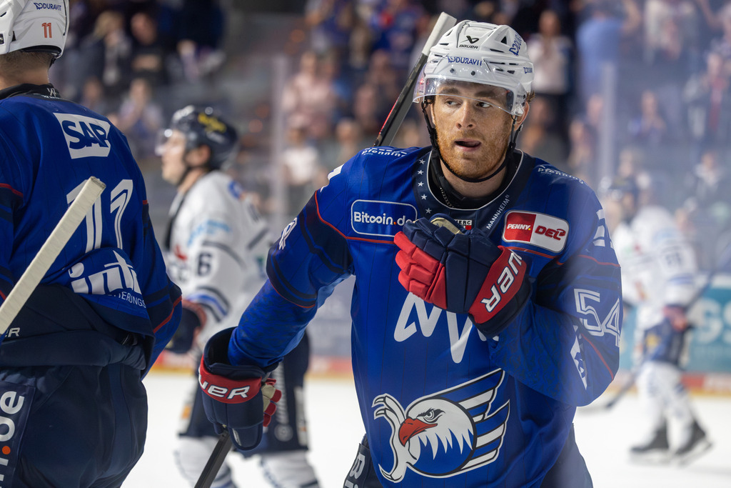 DEL, Deutsche Eishockey Liga Saison 2026/27, 5. Spieltag: Adler Mannheim gegen Iserlohn Roosters | DEL, Deutsche Eishockey Liga Saison 2026/27, 5. Spieltag: Adler Mannheim gegen Iserlohn Roosters / Jeremie Poirier (54, Mannheim) nach seinem Tor zum 4:1 - Realisiert mit Pictrs.com