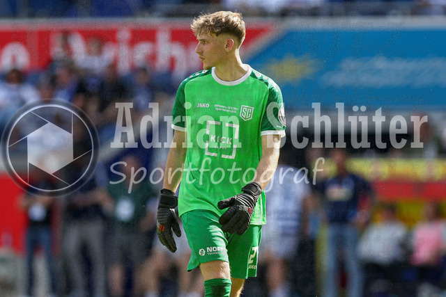 23.05.2026, GER, Fussball, Herren, Niederrheinpokal Finale, Saison 2025/2026, SC St. Tönis - MSV Duisburg | Tim Leon Schrick (St. Tönis) schaut