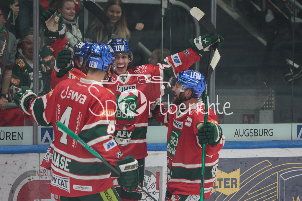 Augsburger Panther - Grizzlys Wolfsburg | Die Panther jubeln nach dem Auslgeich von Christian HANKE (AEV #25)