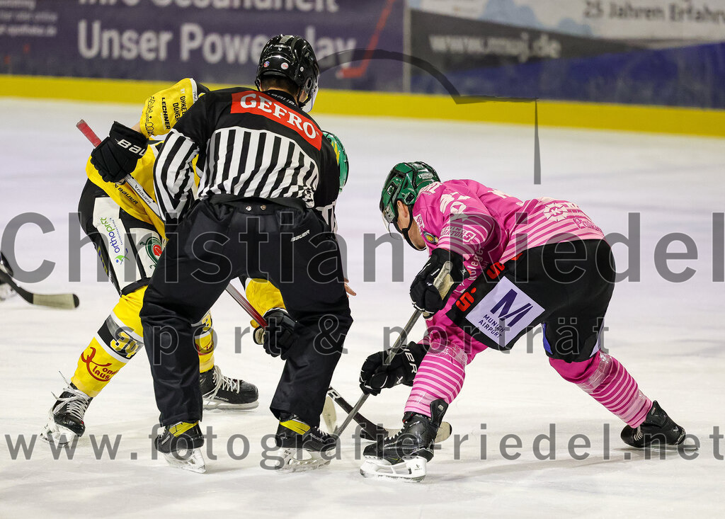 2025-10-28_094_TSV_Erding_gegen_Toelzer_Loewen | Erding, Deutschland, 28.10.2025:Eishockey, Oberliga Süd 2025 / 2026, 13. Spieltag, TSV Erding gegen Tölzer Löwen, Endergebnis: 2:5Kilian Kathan (Tölzer Löwen, #34), Thomas Matheson (Erding Gladiators, #37)Foto: Christian Riedel / fotografie-riedel.net