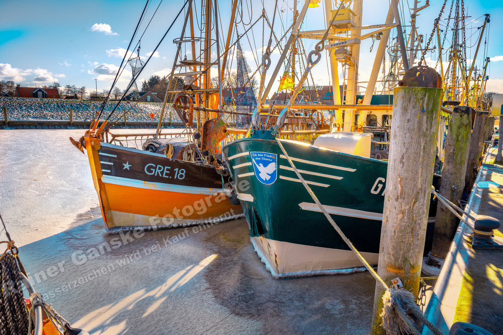 002 Greetsiel Schnee - 12-02-2021 -R Ganske | Onlineshop mit Bildern von Stränden, Häfen und Meer. Leinwände, Poster, Kalender und andere Materialien erhältlich. Kommerzielle Lizenzen möglich.  - Realisiert mit Pictrs.com