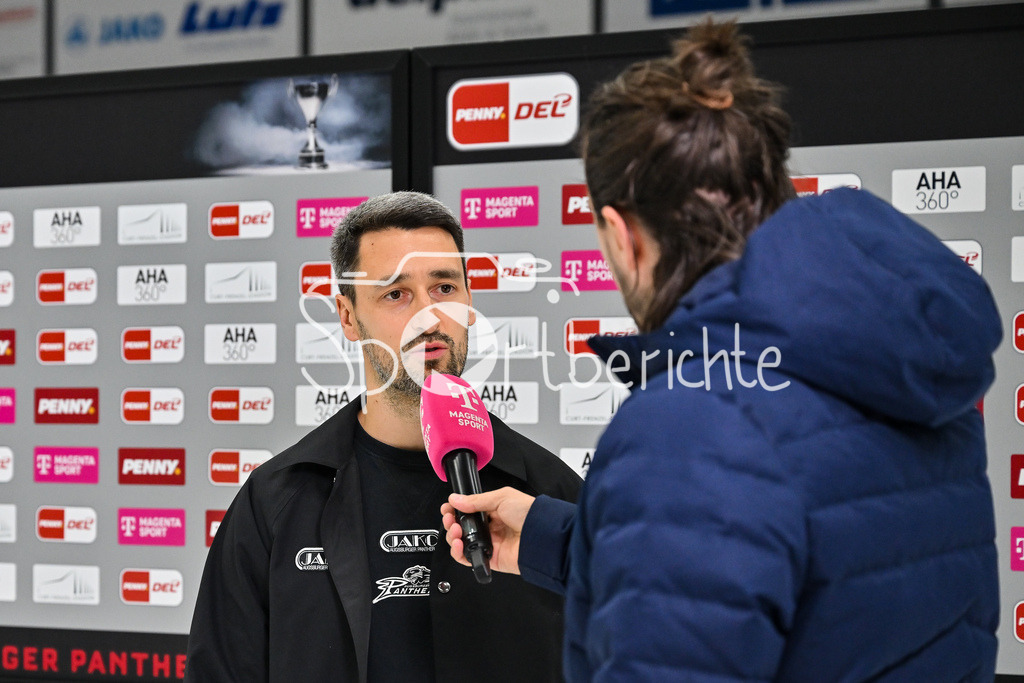 Augsburger Panther - Nürnberg Ice Tigers | AUGSBURG, GERMANY - 23. DECEMBER: im Bild Panther Torwarttrainer Dennis ENDRAS beim Interview mit MagentaSport / vor dem Match zwischen den Augsburger Panthern und den Nürnberg Ice Tigers am 31. Spieltag der Penny DEL im Curt Frenzel Stadion