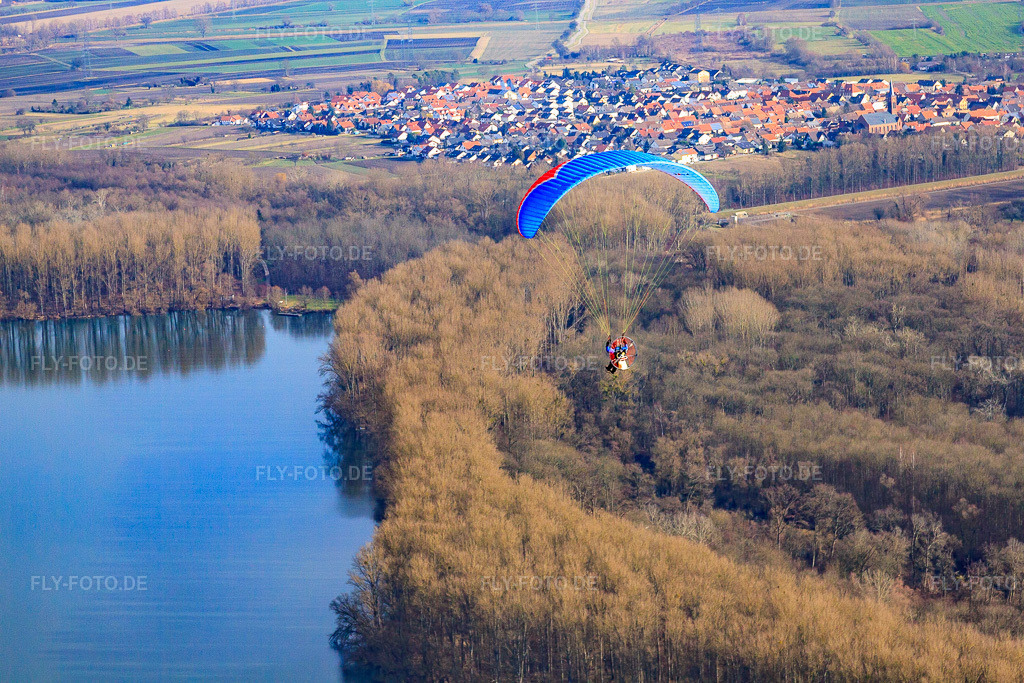 Luftbild: Paragleiter über dem Saalbachkanal im Ortsteil Rußheim in Dettenheim im Bundesland Baden-Württemberg in Deutschland. Foto: IMG_48580.jpg vom 14.01.2012 durch Werner Riehm/FLY-FOTO.de