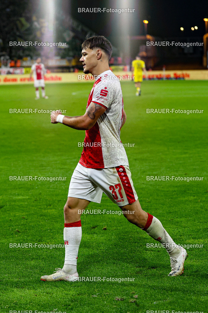 Rot-Weiss Essen - TSV Alemannia Aachen | Essen, Deutschland, 31.08.2025 Jannik Hofmann  (Rot-Weiss Essen) bei seiner Auswechslungwährend des 3.Liga Spiels zwischen  Rot-Weiss Essen und Alemannia Aachen am 31.08.2025 im Stadion an der Hafenstraße in Essen. (Foto von Timo Bluhmki-Schmidt/Brauer Fotoagentur