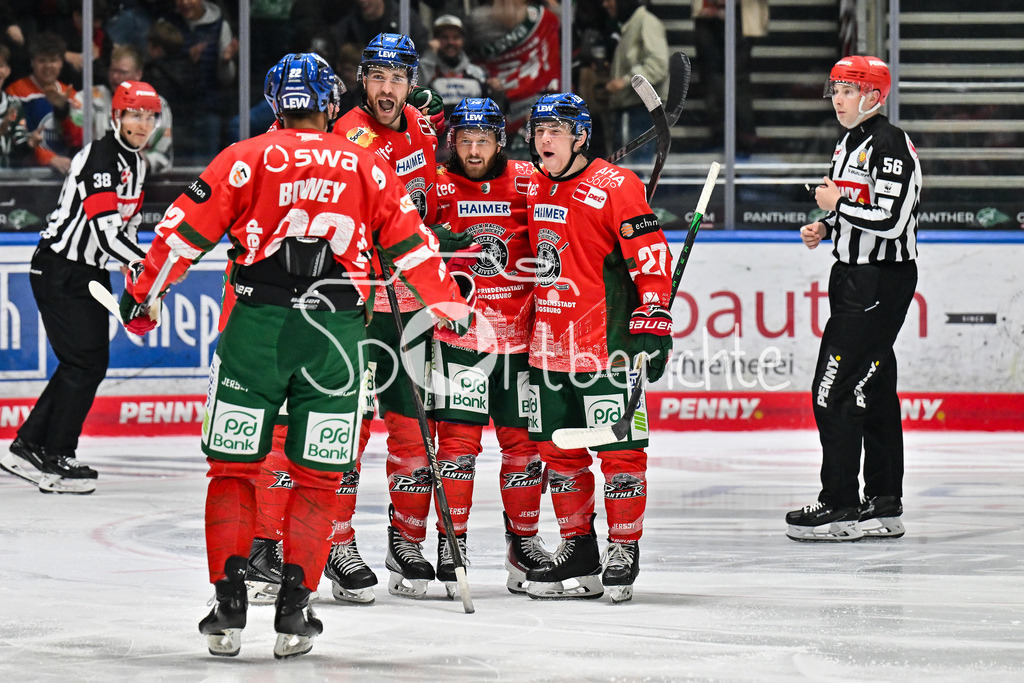 Augsburger Panther - Grizzlys Wolfsburg | Jubel der Panther nach dem Treffer zum 1-0 durach Alexandre GRENIER (Augsburger Panther 82) / Tor / Torschuetze / Freude / Happy / DEL: Augsburger Panther - Grizzlys Wolfsburg; Curt Frenzel Stadion am 10.10.2025