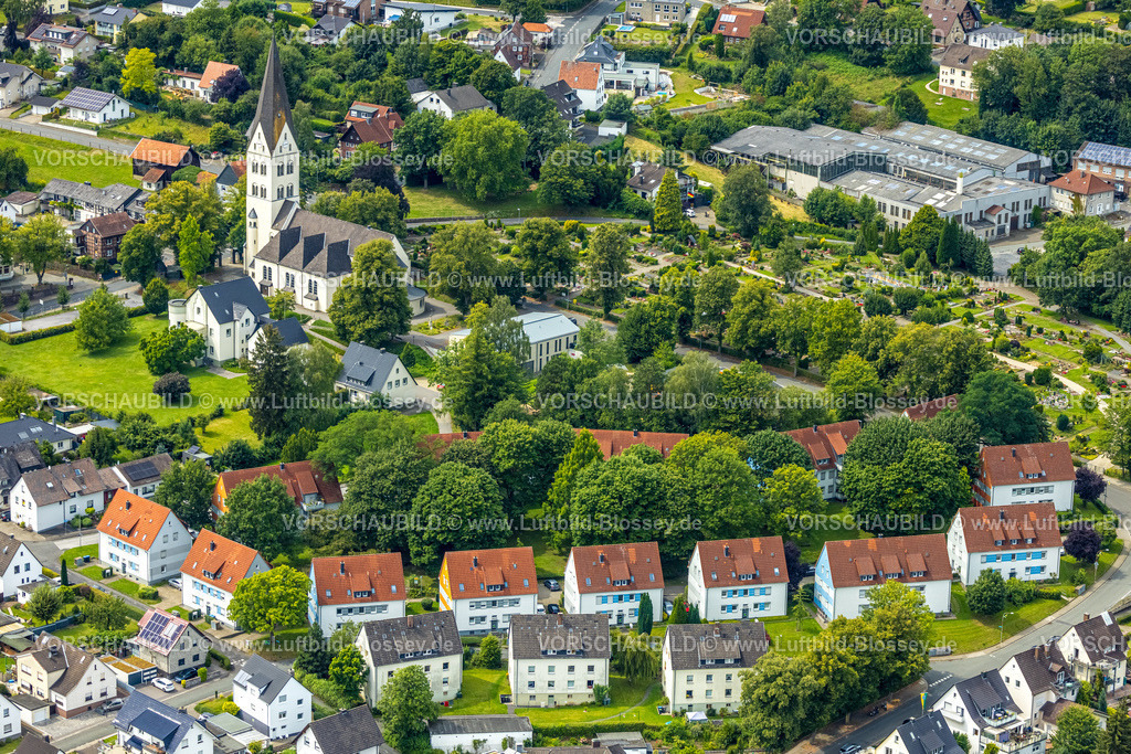 Wickede240711396 | Luftbild, kath. Pfarrkirche Sankt Antonius v. Padua und kath. Friedhof Wickede Gräberfeld, Wohngebiet Lindenweg Häuser mit roten Dächern und grünen Bäumen, Wickede, Soester Börde, Nordrhein-Westfalen, Deutschland