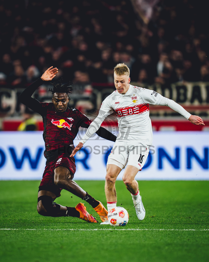 VfB Stuttgart vs. RB Leipzig, Fussball, 1. Bundesliga, 26. Spieltag, 15.03.2026 | Chris Fuehrich (VfB Stuttgart, #10) am Ball gegen Ezechiel Banzuzi (RB Leipzig, #06),VfB Stuttgart vs. RB Leipzig, Fussball, 1. Bundesliga, 26. Spieltag, 15.03.2026Foto: photosbyphips/Philip Ziegler