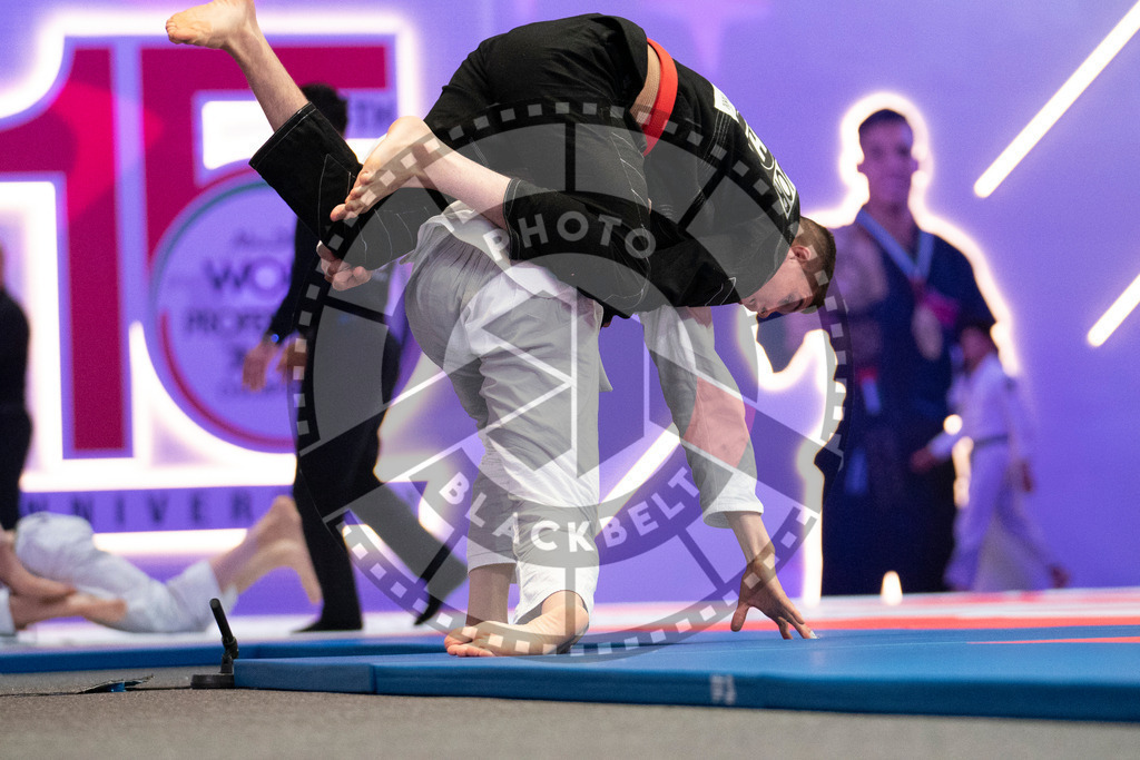 20231109PBB4900 | Fighters compete during the AJP World Professional Championship in the Mubadala Arena in Abu Dhabi, Arab United Emirates, on November 9, 2023.