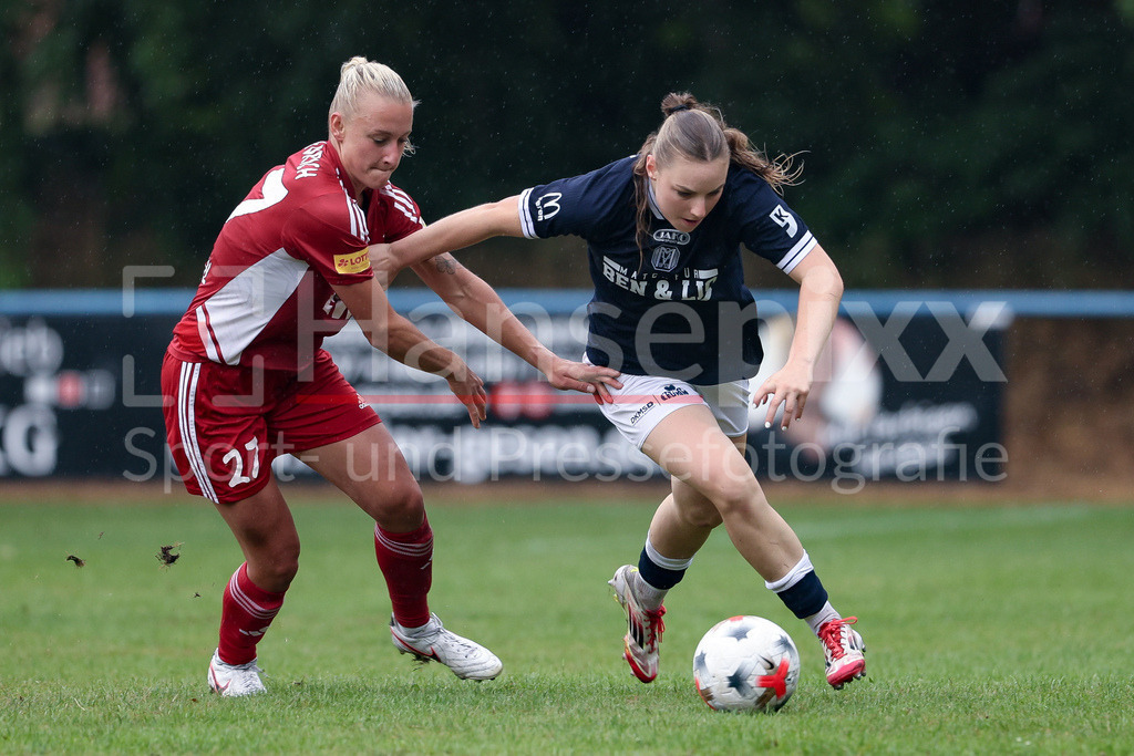 Fussball, Testspiel Frauen, SpVg Aurich - SV Meppen | v.li.: Aylin Rewohl (SpVg Aurich, 27) und Marleen Kropp (SV Meppen, 9) im Zweikampf, Duell, Dynamik, Aktion, Action, Spielszene