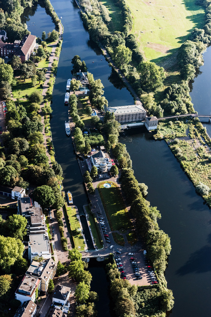dr_0013394.jpg | MüLHEIM AN DER RUHR 06.09.2016 Fluß - Brückenbauwerk Kassenbergbrücke zur Überquerung der Ruhr in Mülheim an der Ruhr im Bundesland Nordrhein-Westfalen. // River - bridge construction Kassenbergbruecke crossing the ruhr river in Muelheim on the Ruhr in the state North Rhine-Westphalia. Foto: Daniel Reiter