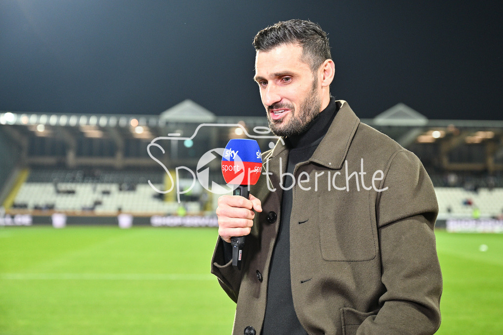 SSV Ulm 1846 Fussball - FC Schalke 04 | SKY Sport Experte Daniel CALIGIURI mit Mikrofon / Freisteller / Einzelfoto / 2. Bundesliga: SSV Ulm 1846 Fussball - FC Schalke 04, Donaustadion am 01.11.2024