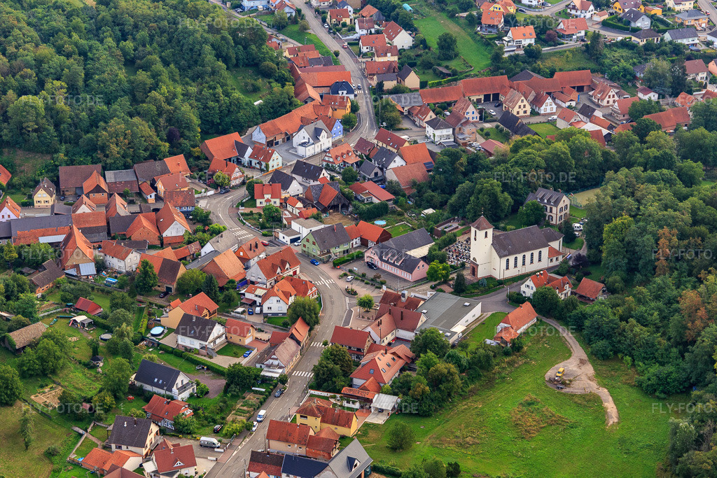 Luftbild: Dorfzentrum mit Friedhof, Ecole Primaire und Église Catholique St Michel in Neewiller-près-Lauterbourg im Bundesland Bas-Rhin in Frankreich.Foto: IMG_137738.jpg vom 12.08.2023 durch Werner Riehm/FLY-FOTO.deAuflösung des Originals: 5472 x 3648 px