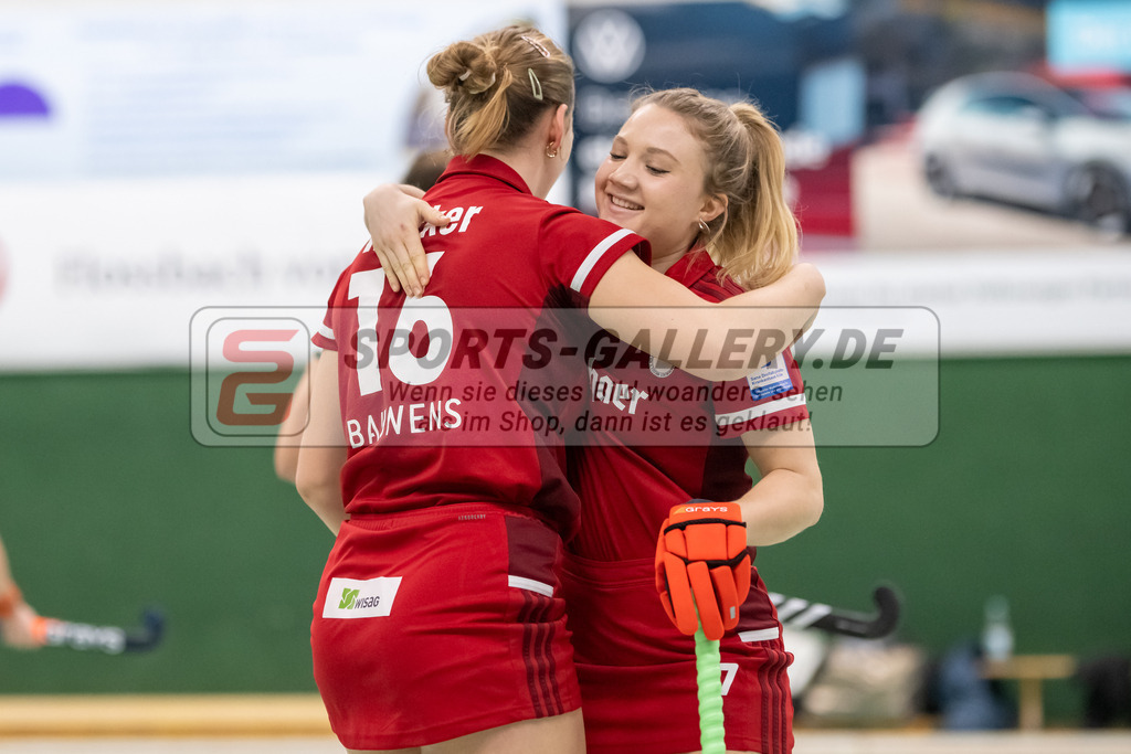 SFE_20230114_0059 | 1. Bundesliga Hockey Damen Rot-Weiss Köln - Uhlenhorst Mülheim am 14.01.2023 in Köln (KTHC Stadion Rot-Weiss Köln Tennis and Hockey Club), Photo: Stephan Fehrmann 2022 (Sports-Gallery),Camille Nobis ( Rot-Weiss Köln #17 ) ,Pia Maertens ( Rot-Weiss Köln #35 )