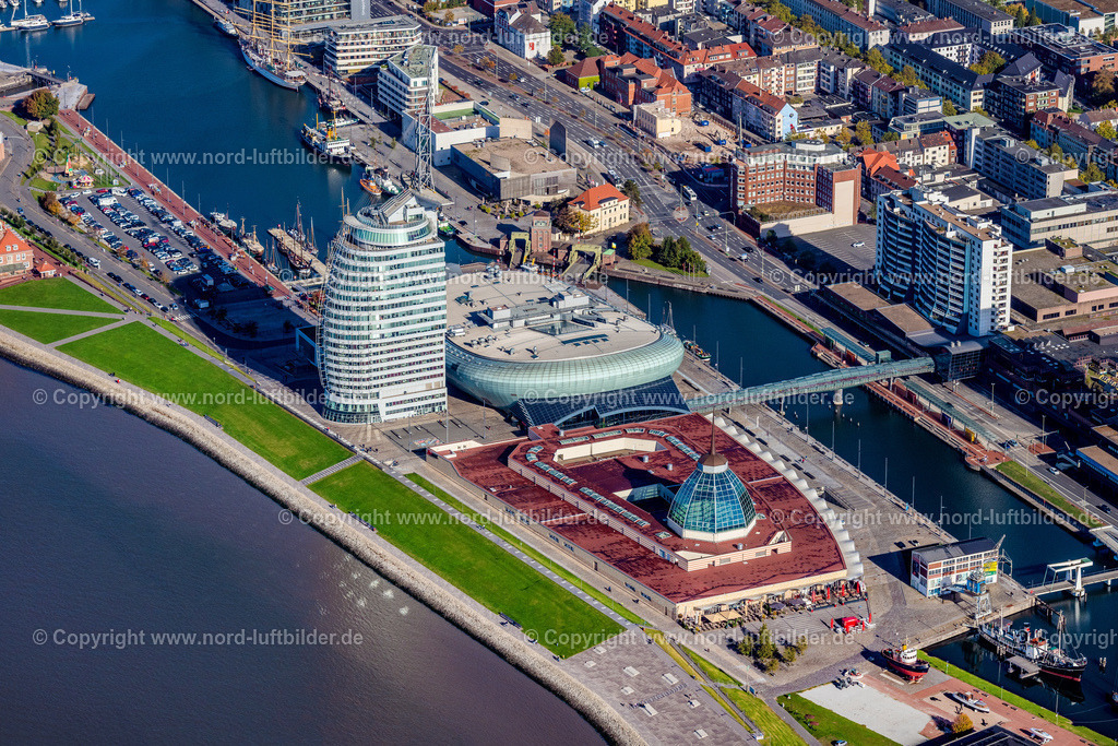 Bremerhaven_Mitte_Süd_Klimahaus_ELS_4940091022 | BREMERHAVEN 09.10.2022 Atlantic Hotel Sail City und Klimahaus in Bremerhaven im Bundesland Bremen. Das Vier-Sterne Hotel mit seiner geschwungenen Fassade steht direkt am runden Klimahaus Bremerhaven 8 Ost, einem wissenschaftlichen Ausstellungshaus. Die Gebäude stehen am Ufer des Flusses Weser am Alten Hafen. Weiterführende Informationen bei: ATLANTIC Hotels Management GmbH,  Klimahaus Betriebsgesellschaft mbH. // Atlantic Hotel Sail City and Klimahaus in Bremerhaven in the state of Bremen. The four star hotel with its bent front is located adjacent to the exhibition space of Klimahaus Bremerhaven 8 Ost and on the riverbank of the Weser. Further information at: ATLANTIC Hotels Management GmbH,  Klimahaus Betriebsgesellschaft mbH. Foto: Martin Elsen