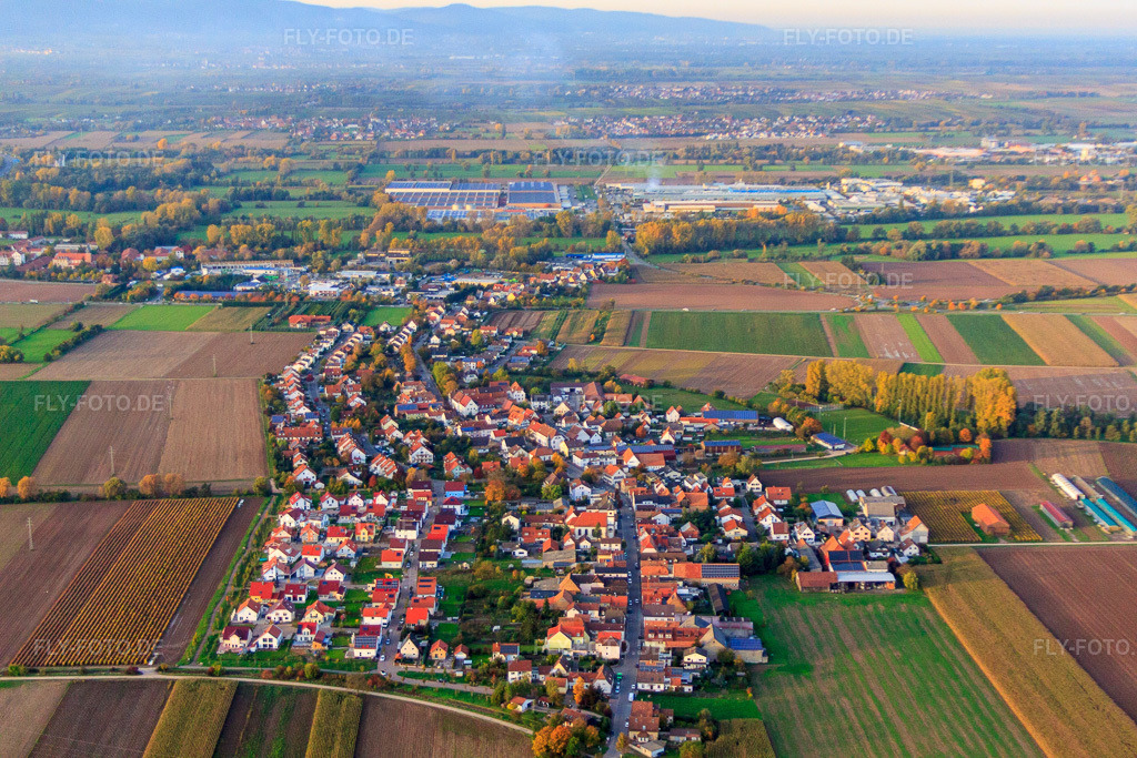 Luftbild: Ortsansicht von Süden im Ortsteil Mörlheim in Landau im Bundesland Rheinland-Pfalz in Deutschland. Foto: IMG_60344.jpg vom 22.10.2013 durch Werner Riehm/FLY-FOTO.deAuflösung des Originals: 4752 x 3168 px