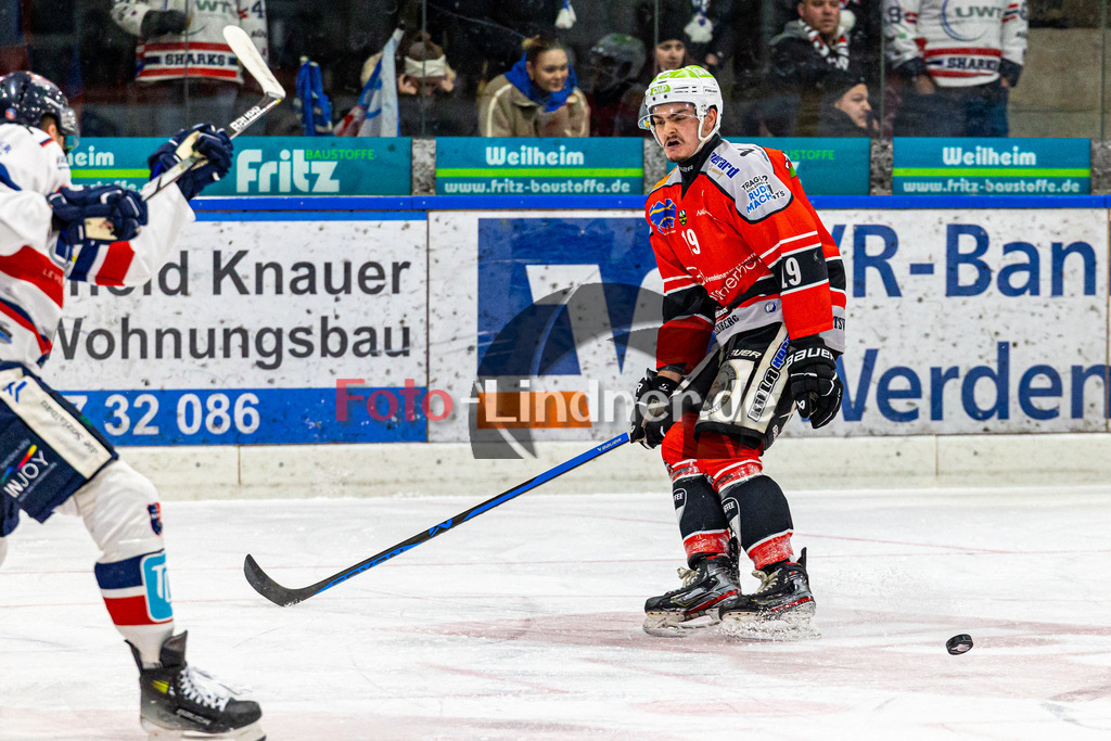 TSV Peißenberg Miners vs ESC Kempten SHARKS | Eishockey Bayernliga 2023/2024, TSV Peißenberg Miners vs ESC Kempten SHARKS, 20240121,
Block von Matthäus LIDL (Miners 19),
2024-01-21 in Peißenberg (Eisstadion)
19 Matthäus LIDL (Miners 19)
Copyright: WolfgangxLindner foto-lindner.de