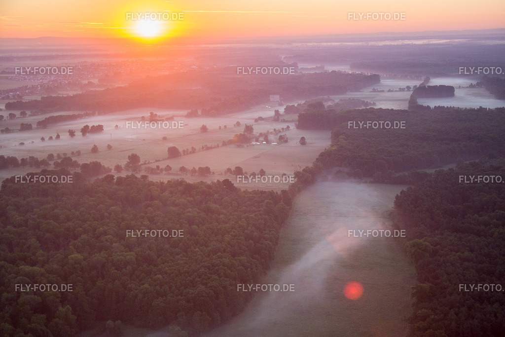 Sonnenaufgang im Morgennebel über der Landschaft  Bruchbach-Otterbachniederung | Luftbild: Sonnenaufgang im Morgennebel über der Landschaft  Bruchbach-Otterbachniederung in Kandel im Bundesland Rheinland-Pfalz in Deutschland. Foto: IMG_091494.jpg vom 10.07.2016 durch Werner Riehm/FLY-FOTO.de - Realisiert mit Pictrs.com