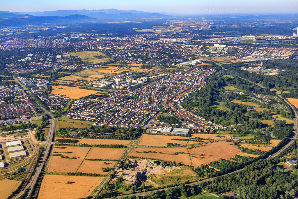 Luftbild: Stadtansicht von Norden im Ortsteil Neureut in Karlsruhe im Bundesland Baden-Württemberg in Deutschland. Foto: IMG_091780.jpg vom 10.07.2016 durch Werner Riehm/FLY-FOTO.de