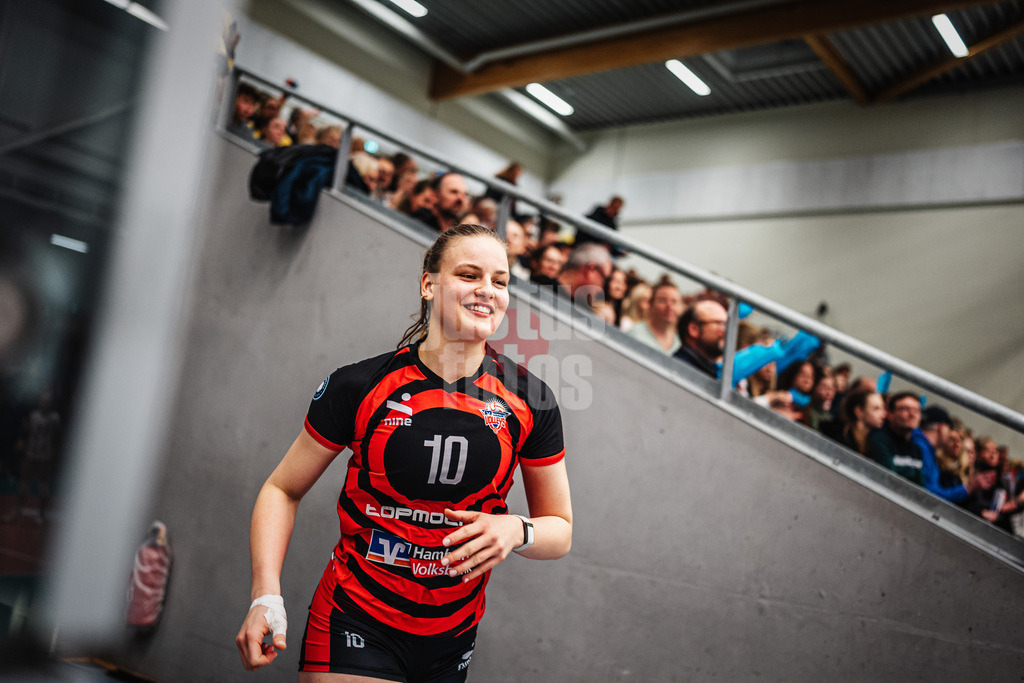 Volleyball | Frauen | Saison 2025/2026 | Volleyball Bundesliga | ETV Hamburger Volksbank Volleys vs. SSC Palmberg Schwerin | 17.01.2026 | Lena Liegert (#10, ETV Hamburger Volksbank Volleys) beim EInlauf in die Arena