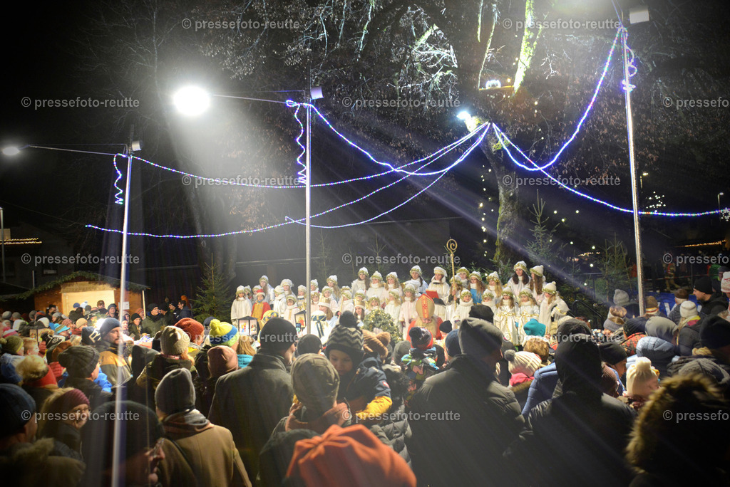 -news-2022-Dez05-Nikolo-Einzug-Lechaschau-WTV_6408 | Info aus dem Bezirk Reutte/Ausserfern Tirol sowie eine umfangreiche Bilddatenbank über die gesamte Region: Lechtal, Talkessel Reutte, Tannheimertal, Zwischentoren. Lech, Plansee, Zugspitze, Grenztunnel, B179, Fernpassstraße, Verkehr, Lawinen, Tradition, - Realisiert mit Pictrs.com