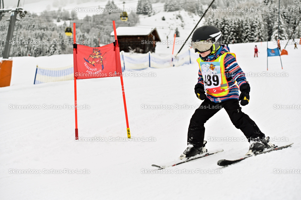 SRF_20.02.2026_0361 | Skirennfotos,Serfaus,Fiss,Ladis,Kinderskirennen,Winter,Tirol,Oberland,skirace,SFL,feelfree,weil wir's genießen,ski,Ski,skifahren,Sonnenplateau, - Realisiert mit Pictrs.com