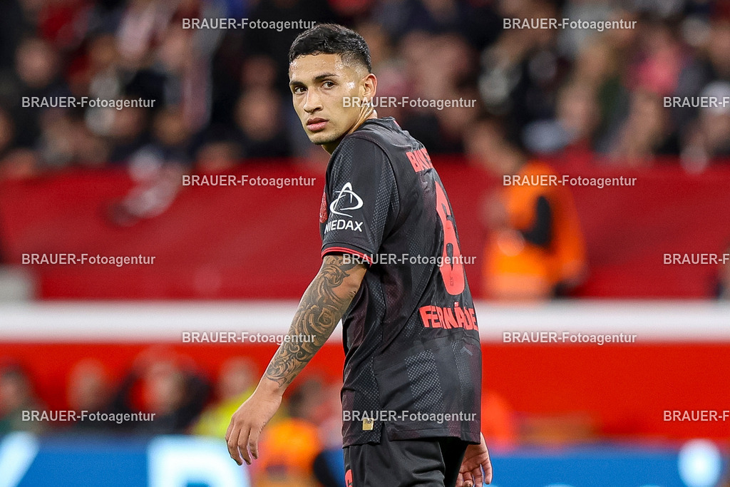 Bayer 04 Leverkusen vs Eintracht Frankfurt - Bundesliga  | Leverkusen, Deutschland, 12.09.25:   Ezequiel Fernandez (Bayer 04 Leverkusen) schaut waehrend des Spiels der Bundesliga zwischen  Bayer 04 Leverkusen vs Eintracht Frankfurt in der BayArena(Foto von Brauer-Fotoagentur / Adrian Schlueter)