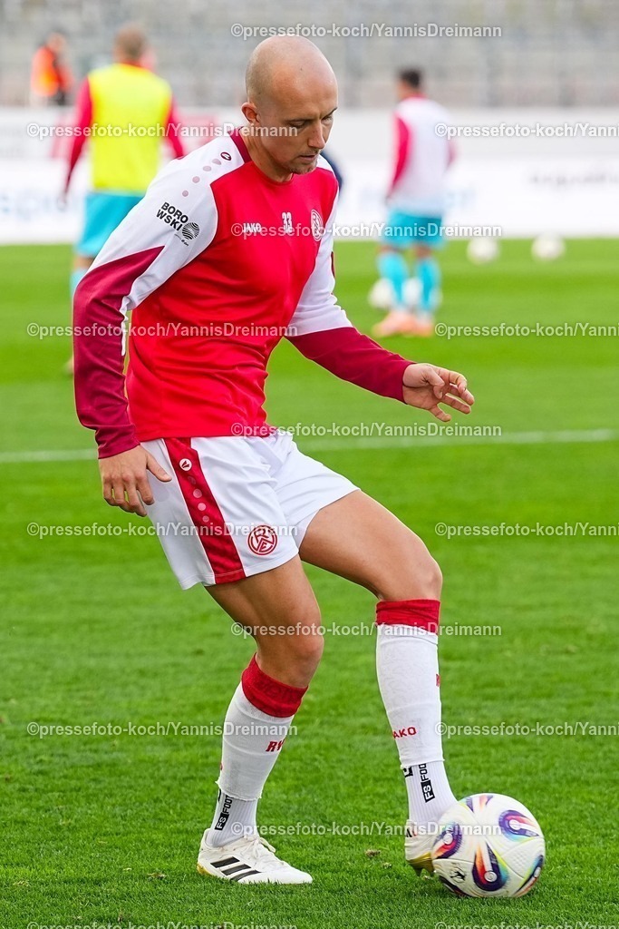 xYDRx18102501158 | 18.10.2025, xydrx, Fußball, 3.Liga, Rot-Weiss Essen - FC Viktoria Köln, Saison 2025 2026, Stadion an der Hafenstraße: Tobias Kraulich (Rot-Weiss Essen #33)   DFB regulations prohibit any use of photographs as image sequences and or quasi-video.