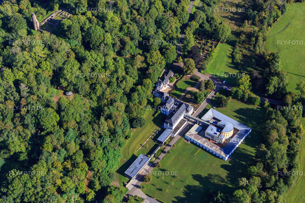 Schloss Dagstuhl mit Leibniz-Zentrum für Informatik,. Schloßgarten und Schlosskapelle https://www.dagstuhl.de/ https://www.gaerten-ohne-grenzen.de/attraktion/schlossgarten-dagstuhl-eae00dd79f | Luftbild: Schloss Dagstuhl mit Leibniz-Zentrum für Informatik,. Schloßgarten und Schlosskapelle https://www.dagstuhl.de/ https://www.gaerten-ohne-grenzen.de/attraktion/schlossgarten-dagstuhl-eae00dd79f im Ortsteil Dagstuhl in Wadern im Bundesland Saarland in Deutschland. Foto: IMG_149760.jpg vom 06.09.2025 durch Werner Riehm/FLY-FOTO.de - Realisiert mit Pictrs.com