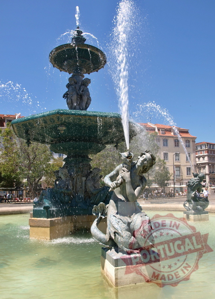 Rossio square fountain with bronze mermaid statues | Ornate bronze fountain in Rossio Square, Lisbon, featuring mythological figures spouting water - Realisiert mit Pictrs.com