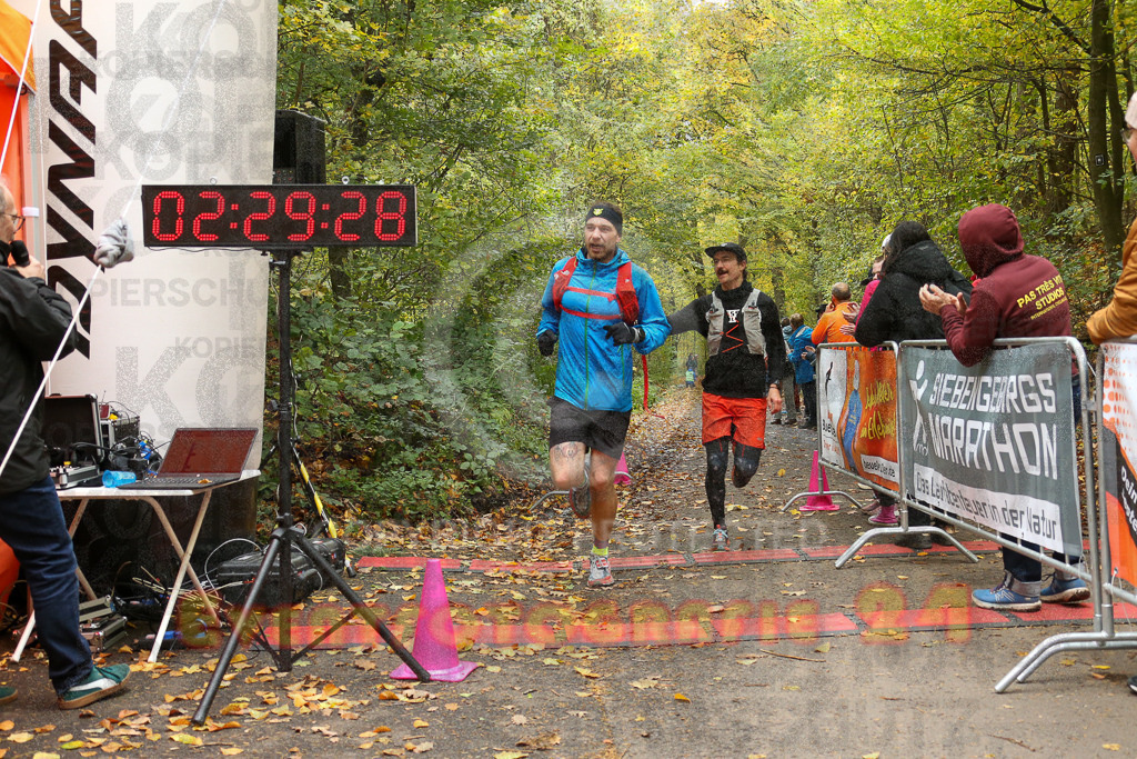 251026_1231_EX1_0573 | Sportfotografie im Rhein-Sieg Kreis, Köln, Bonn, NRW, Rheinland Pfalz, Hessen, etc. Unser Tätigkeitsfeld umfasst den Laufsport vom Volkslauf über den Marathon, Duathlon, Triathon bis zum Ultralauf wie Kölnpfad Ultra oder Schindertrail.