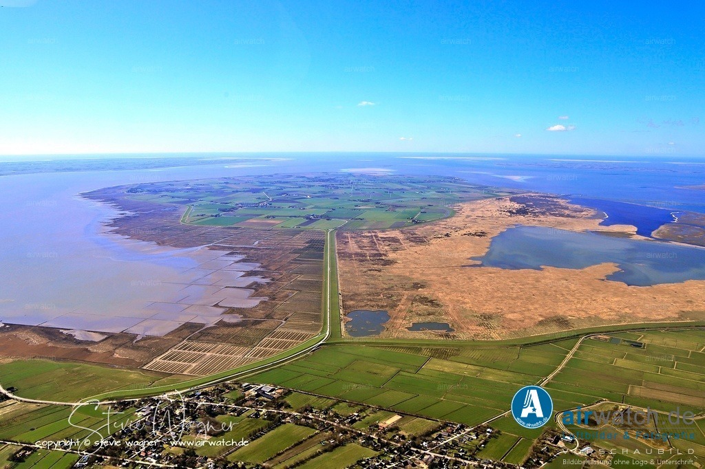 Luftbilder Nordstrand & Beltringharder Koog | Dieses Projekt Beltringharder-Koog verband die ehemalige Insel Nordstrand mit dem Festland und verwandelte sie somit in eine Halbinsel. Der Name leitet sich vom historischen Verwaltungsbezirk Beltringharde ab, dessen Gebiet im 14. Jahrhundert durch Sturmfluten zerstört wurde.