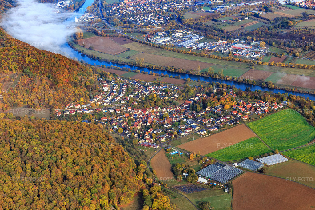 Luftbild: Dorfansicht am Neckarufer im Ortsteil Hochhausen in Haßmersheim im Bundesland Baden-Württemberg in Deutschland. Foto: IMG_112271.jpg vom 02.11.2018 durch Werner Riehm/FLY-FOTO.de