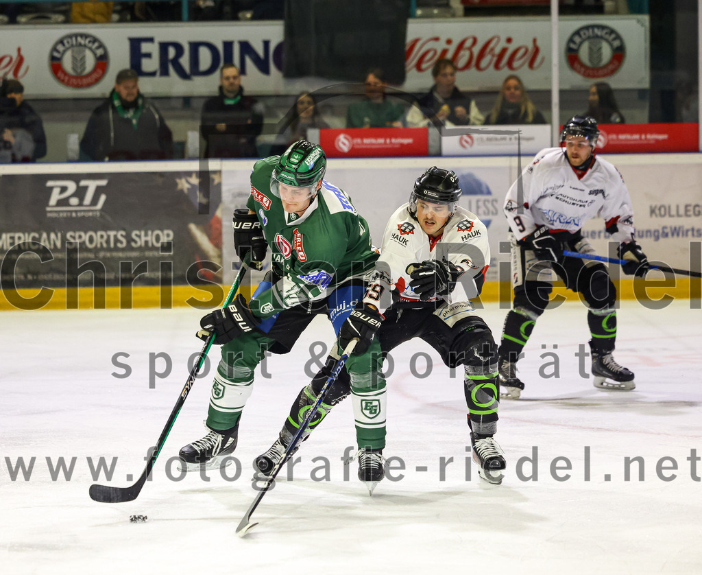 2023-11-12_103_TSV_Erding_gegen_EHC_Koenigsbrunn | Erding, Deutschland, 12.11.2023:
Eishockey, Bayernliga Vorrunde 2023 / 2024, 9. Spieltag, TSV Erding gegen EHC Königsbrunn, Endergebnis: 3:2

Elia Ostwald (Erding Gladiators, #17), Leon Steinberger (EHC Königsbrunn, #69)

Foto: Christian Riedel / fotografie-riedel.net