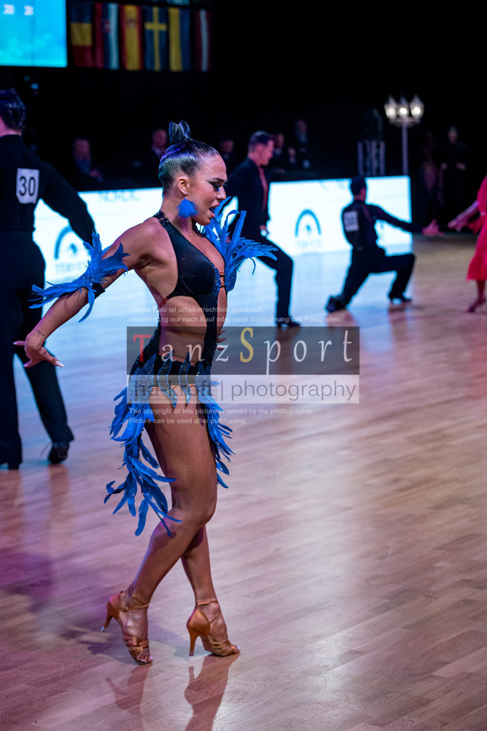 20251212_WDSF_World_Ch_Cup_RS-Lat_0884-2 | Tanzsportbilder, Standardtanz, Lateintanz, WDSF, DTV, LTVB, dancecomp, goc, hessen tanzt, blaues band der spree, walzer, tango, wiener walzer, slowfox, quickstepp, samba, rumba, cha-cha-cha, paso doble. jive, hd-kroft photography, turniertanzsport