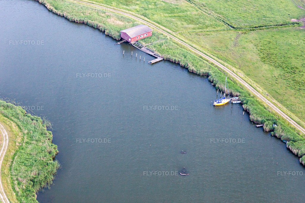 Luftbild: Bootssteg am Fischerhafen am Loddiner Höft in Loddin im Bundesland Mecklenburg-Vorpommern in Deutschland. Foto: IMG_141514.jpg vom 06.06.2024 durch Werner Riehm/FLY-FOTO.de