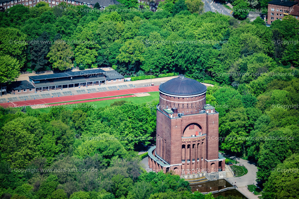 Hamburg_Stadtpark_Planetarium_ELS_2632010525 | HAMBURG 01.05.2025 Parkanlage Stadtpark Gebäude Turm vom Planetarium in Hamburg, Deutschland. Weiterführende Informationen bei: Planetarium Hamburg,  hamburg.de GmbH & Co. KG. // Park area city park building tower of the planetarium in Hamburg, Germany. Further information at: Planetarium Hamburg,  hamburg.de GmbH & Co. KG. Foto: Martin Elsen